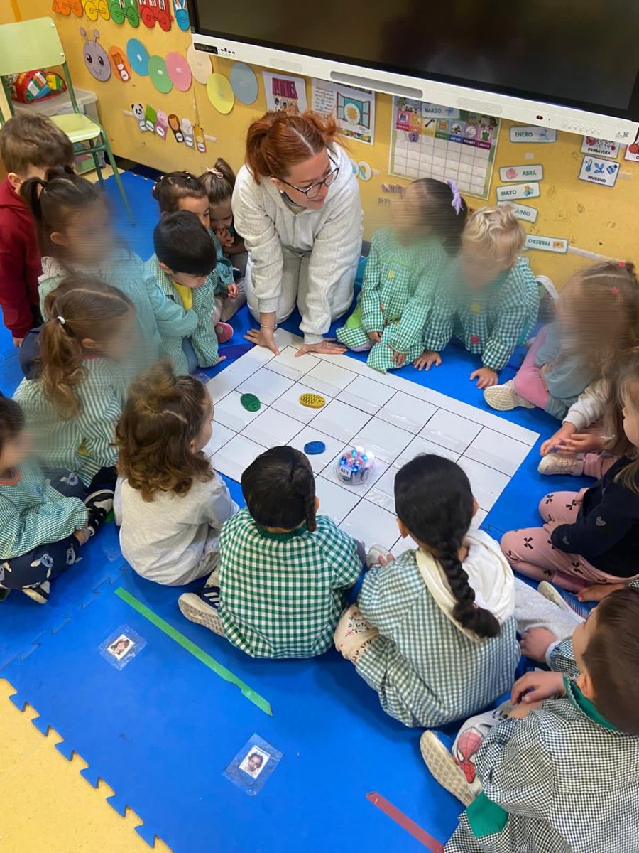 3torresugena's tweet photo. ¡Nuestros peques de 3 años ya programan! 💻🐝
Hoy hemos tenido sesión de robótica con el Blue-Bot y la supervisión de nuestra profe de prácticas, Blanca. ¡Qué maravilla ver cómo aprenden lógica y dirección jugando! 👣🚩
#RobóticaInfantil #Innovación #EdInfantil #BlueBot https://t.co/7R2wcpS5mb