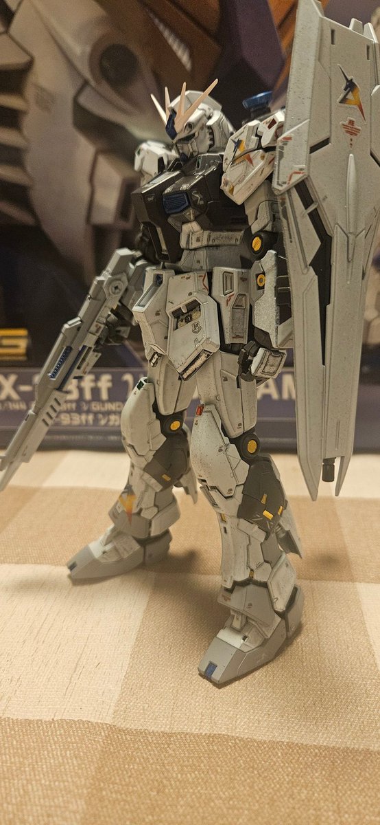 RX79_N_EFSF's tweet photo. またまた友人からもらったvガンダム！
今度は福岡ガンダムのファーストロット風に。
何度作ってもやっぱりvガンダムは良い機体ですね！
#ガンプラ
#RG
#RX-93ff
#ファーストロット
#ガンプラは自由だ https://t.co/HZ8fmAw9Zd