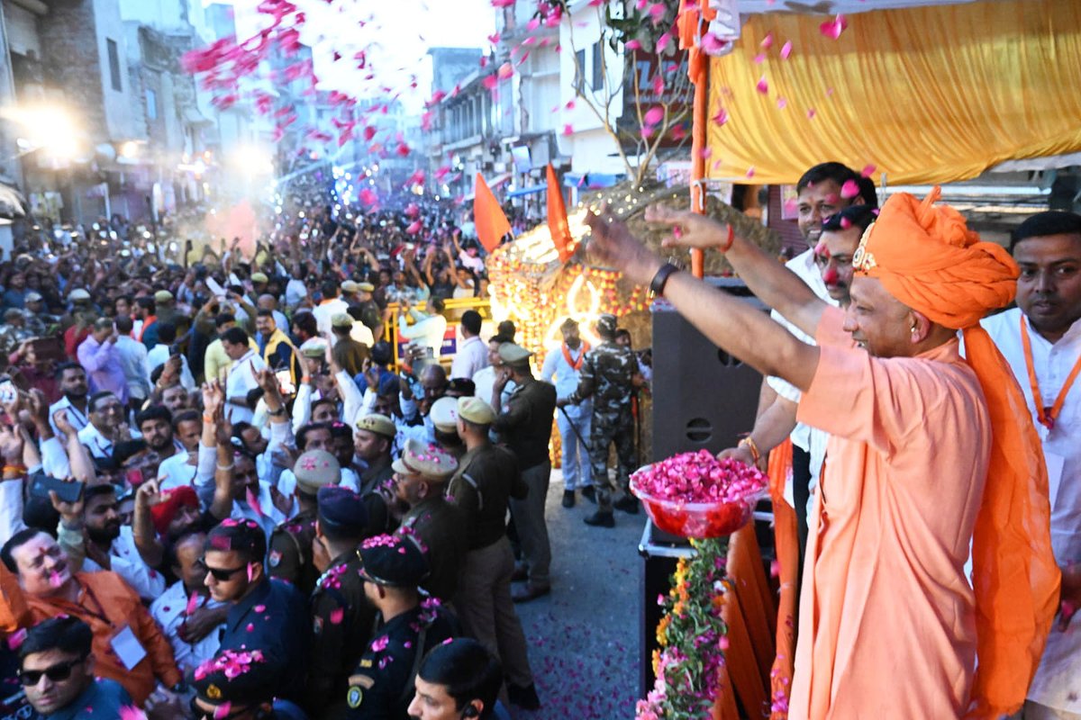 myogiadityanath's tweet photo. शिवावतारी महायोगी गुरु श्री गोरखनाथ जी की पावन तपोभूमि, जनपद गोरखपुर के पाण्डेयहाता में 'श्री श्री होलिका दहन उत्सव समिति' द्वारा निकाली गई भक्त प्रह्लाद जी की भव्य ऐतिहासिक शोभायात्रा में आज सहभागी होने का सौभाग्य प्राप्त हुआ। 

दशकों से चली आ रही यह गौरवशाली परंपरा सनातन आस्था, धर्म विजय और हमारी सांस्कृतिक चेतना का जीवंत प्रतीक है। ऐसे पावन अवसर अपनी विरासत पर गर्व और विश्वास दोनों को सुदृढ़ करते हैं।

आप सभी को रंगोत्सव की हार्दिक बधाई।