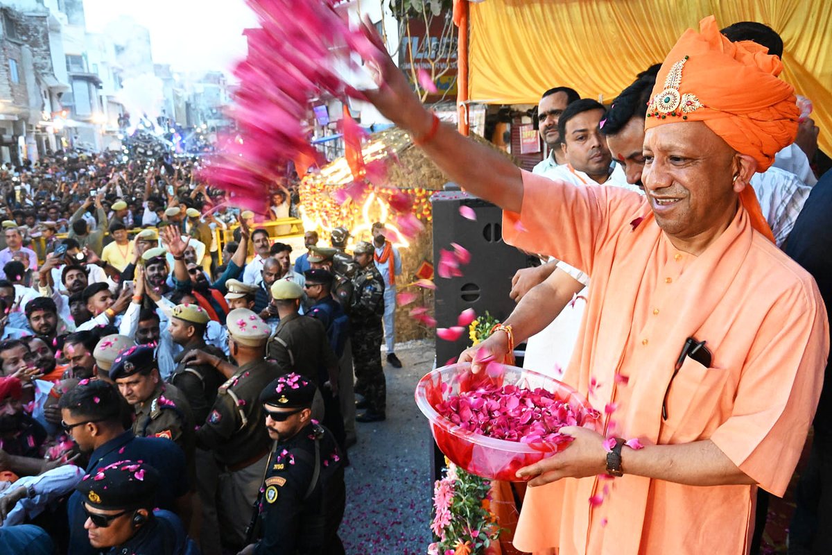 myogiadityanath's tweet photo. शिवावतारी महायोगी गुरु श्री गोरखनाथ जी की पावन तपोभूमि, जनपद गोरखपुर के पाण्डेयहाता में 'श्री श्री होलिका दहन उत्सव समिति' द्वारा निकाली गई भक्त प्रह्लाद जी की भव्य ऐतिहासिक शोभायात्रा में आज सहभागी होने का सौभाग्य प्राप्त हुआ। 

दशकों से चली आ रही यह गौरवशाली परंपरा सनातन आस्था, धर्म विजय और हमारी सांस्कृतिक चेतना का जीवंत प्रतीक है। ऐसे पावन अवसर अपनी विरासत पर गर्व और विश्वास दोनों को सुदृढ़ करते हैं।

आप सभी को रंगोत्सव की हार्दिक बधाई।