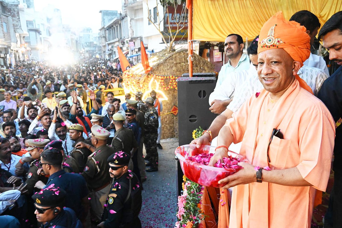 myogiadityanath's tweet photo. शिवावतारी महायोगी गुरु श्री गोरखनाथ जी की पावन तपोभूमि, जनपद गोरखपुर के पाण्डेयहाता में 'श्री श्री होलिका दहन उत्सव समिति' द्वारा निकाली गई भक्त प्रह्लाद जी की भव्य ऐतिहासिक शोभायात्रा में आज सहभागी होने का सौभाग्य प्राप्त हुआ। 

दशकों से चली आ रही यह गौरवशाली परंपरा सनातन आस्था, धर्म विजय और हमारी सांस्कृतिक चेतना का जीवंत प्रतीक है। ऐसे पावन अवसर अपनी विरासत पर गर्व और विश्वास दोनों को सुदृढ़ करते हैं।

आप सभी को रंगोत्सव की हार्दिक बधाई।