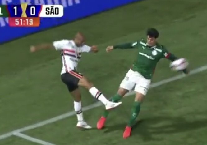 Pessoal, só lembrando, a primeira foto é pênalti, a segunda não

Rs