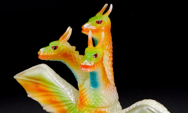 宇宙超怪獣」が光り輝く！ ブルマァクの「キングギドラ」が蓄光成型