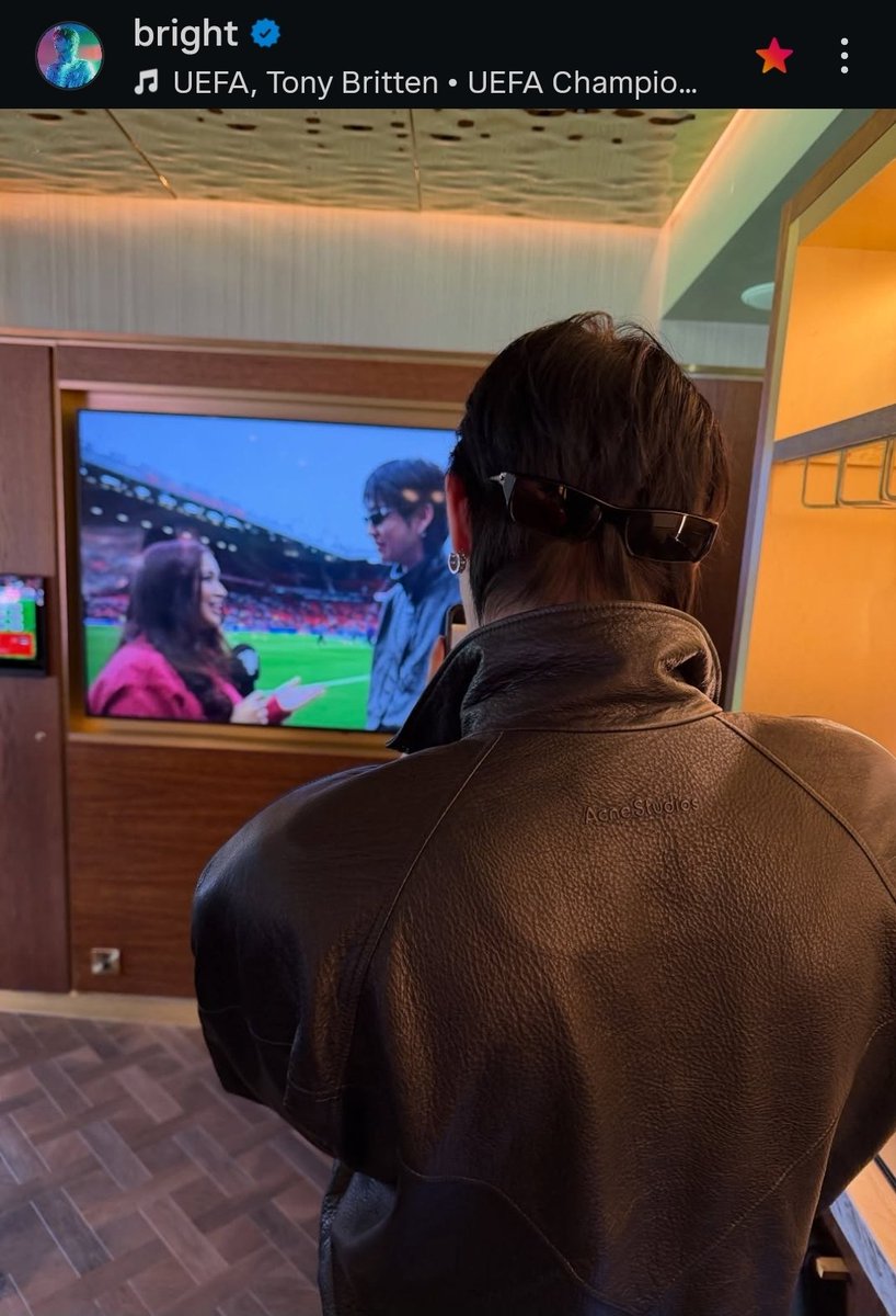 รูปเดียวขายทั้งเสื้อ แว่น ทีมที่เชียร์และตัวเองด้วย ค่อนข้างจะเปนนักขายมือทองเลยล่ะ 😎
#bbrightvc