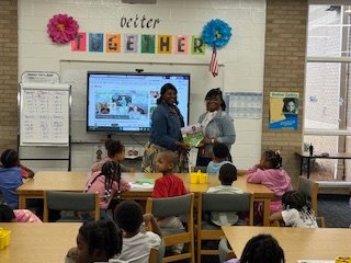 LuellaES_HCS's tweet photo. Thank you to our Media Specialist, Ms. Eppinger and our IEF, Mrs. Davis and our AP, Dr. Blake for planting the seeds of literacy with See Marcus Grow in support of Read for the Record. #Readfortherecord https://t.co/rFTJOtkLH8