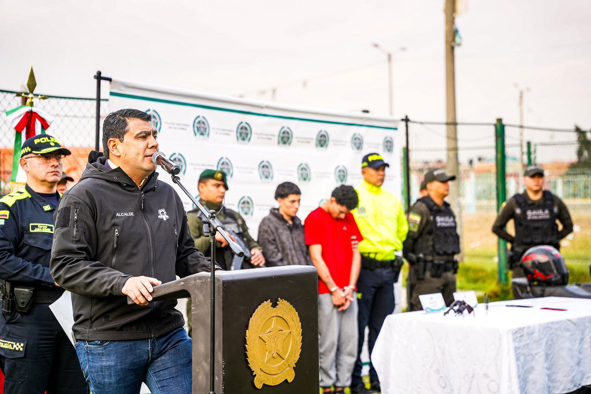 Alcaldia_Soacha's tweet image. Fueron capturados alias “Alexander” y alias “Rambú CV”, señalados de distribuir panfletos amenazantes a comerciantes del municipio.

Seguimos firmes en la lucha contra la extorsión y la delincuencia. 

#Seguridad #Soacha #Resultados