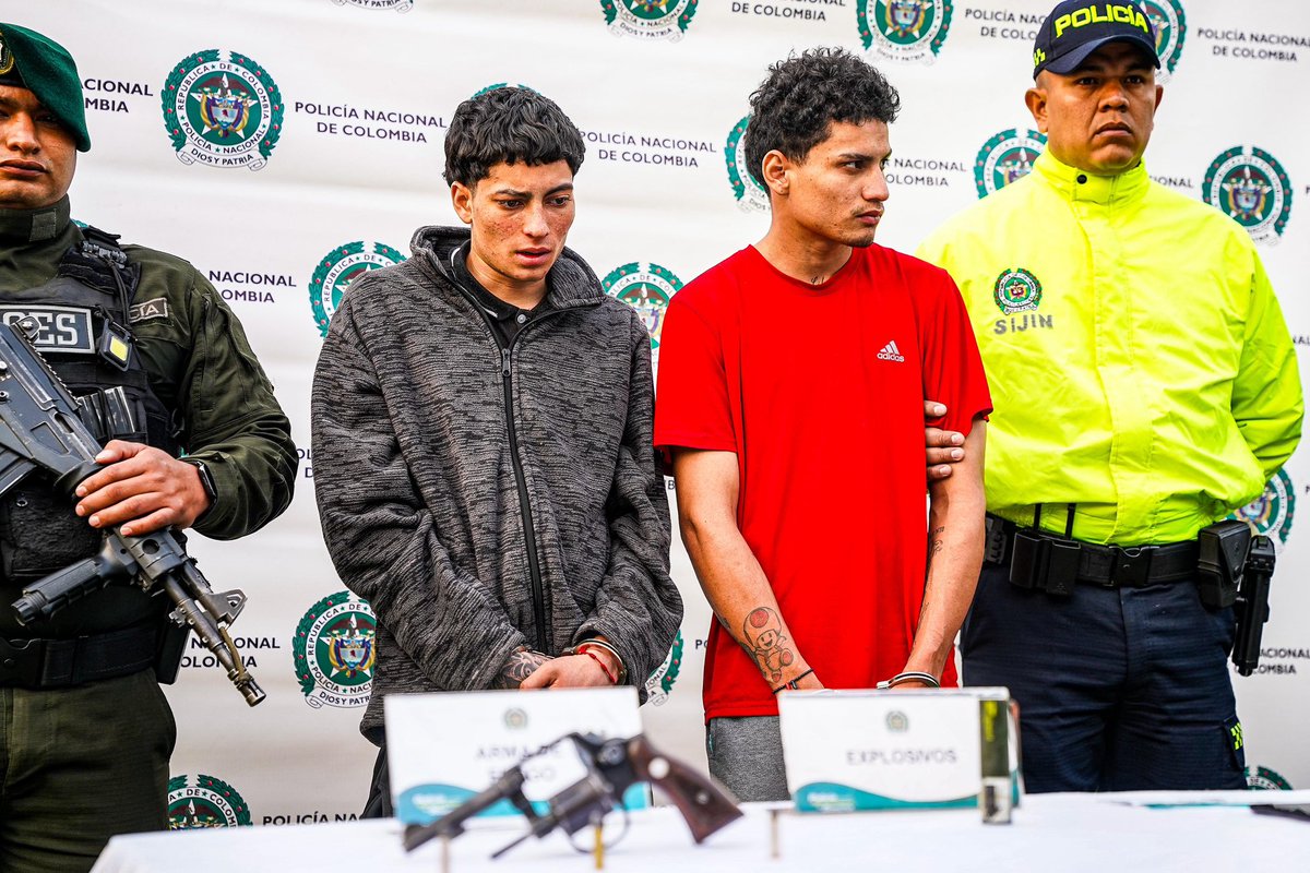 Alcaldia_Soacha's tweet image. Fueron capturados alias “Alexander” y alias “Rambú CV”, señalados de distribuir panfletos amenazantes a comerciantes del municipio.

Seguimos firmes en la lucha contra la extorsión y la delincuencia. 

#Seguridad #Soacha #Resultados