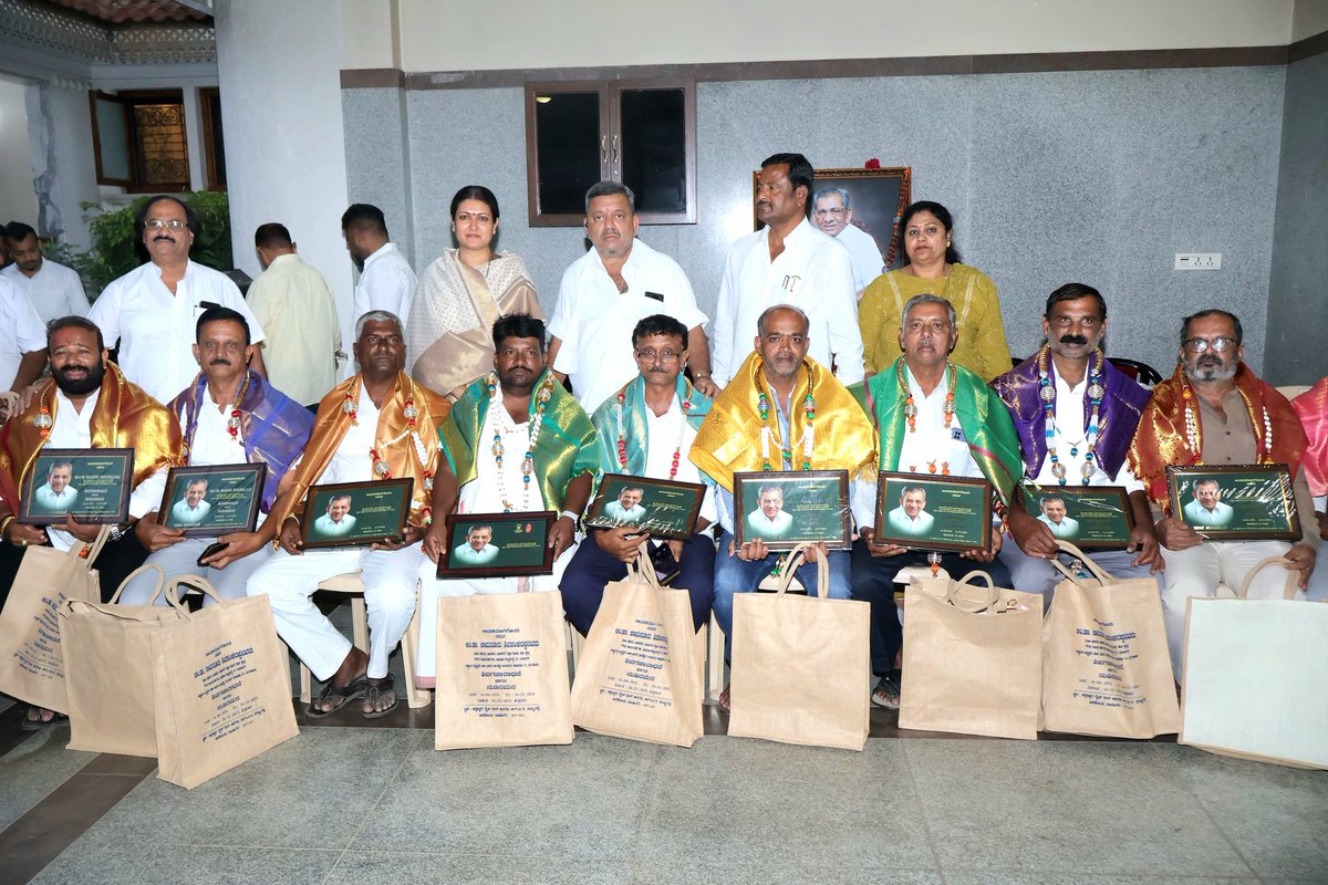 SS_Mallikarjun_'s tweet photo. ದಾವಣಗೆರೆ ನಗರದ ನಮ್ಮ ಗೃಹ ಕಚೇರಿಯಲ್ಲಿ ಇಂದು ನಮ್ಮ ಪೂಜ್ಯ ತಂದೆಯವರಾದ ಲಿಂಗೈಕ್ಯ ಡಾ. ಶಾಮನೂರು ಶಿವಶಂಕ್ರಪ್ಪನವರ ನುಡಿ ನಮನ ಕಾರ್ಯಕ್ರಮವನ್ನು ಯಶಸ್ವಿಗೊಳಿಸಿದ ಮುಖಂಡರನ್ನು ಅಭಿನಂದಿಸಿ ಗೌರವಿಸಲಾಯಿತು.
#Tribute #Respect #DrShamanurShivashankarappa
#Davanagere #MemorialProgram https://t.co/OadAfsole4