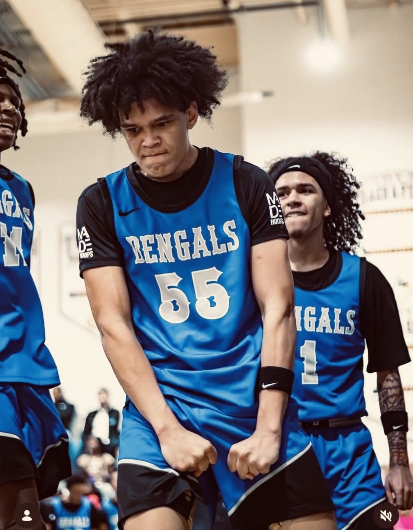 ChewHoopz's tweet photo. College Coaches in need of a skilled versatile wing ‘26 who can play 1-3, cleans up on the glass &amp; initiates transition, makes winning plays on def end! Efficient big mismatch problem on the court! 6’5 Eli Konkler is HIM!!
Game comp: Kyshawn George!

🎥 https://t.co/736mgZzeCQ https://t.co/KgWHrimiKv