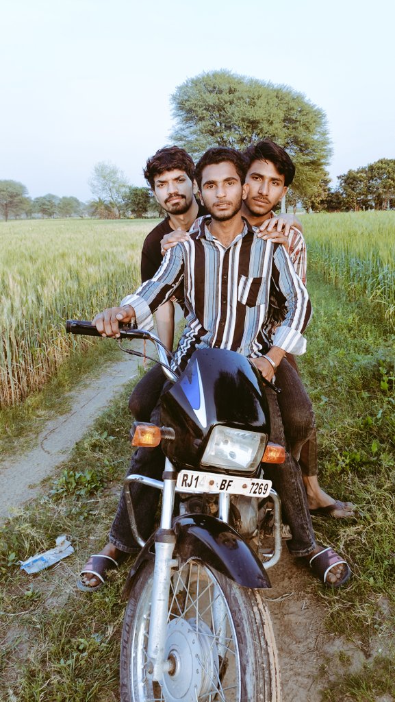 ashishshirra15's tweet image. गाँव की शाम, ठंडी हवा और जिगरी यार। 😍🌾 
#VillageLife #Friendship"