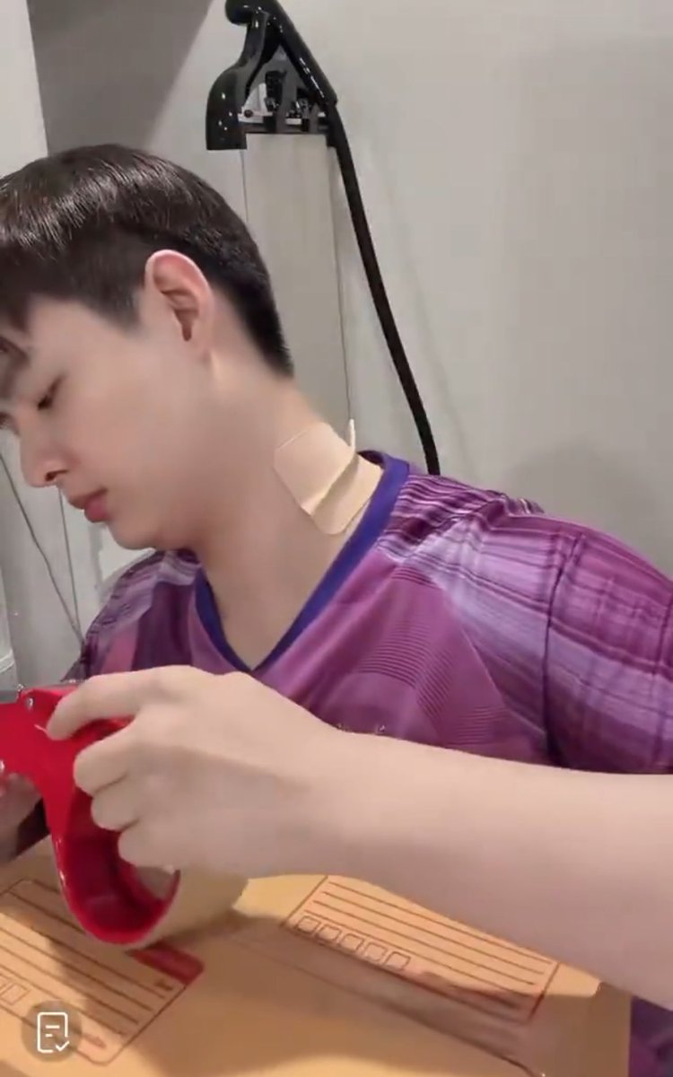 Why you have a patch on your neck? 🥺 Hope you didn’t get injured 🥺

#Saint_sup #MingEr