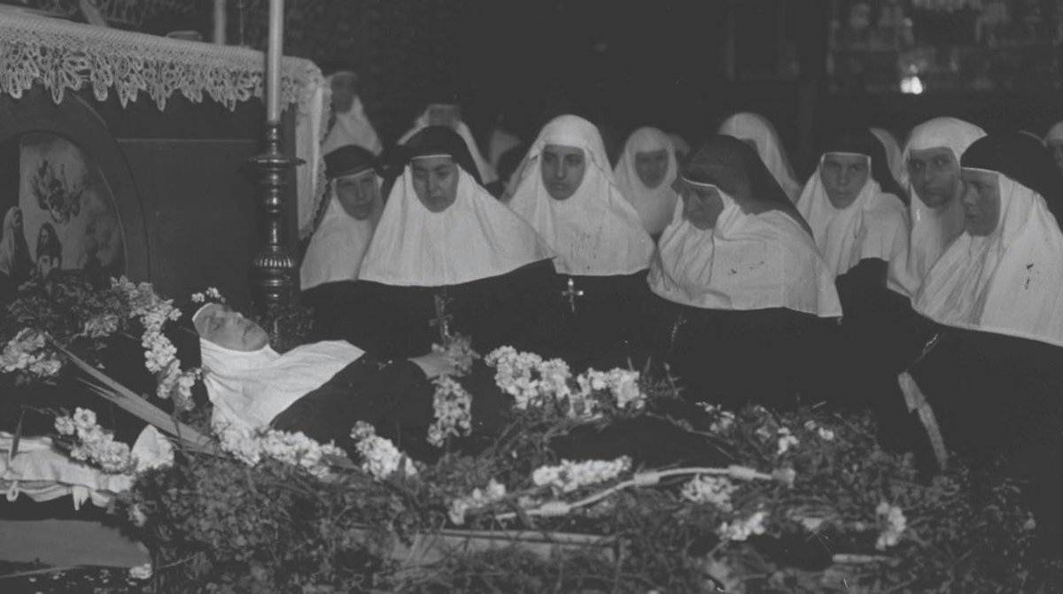 EFEMÉRIDE | 2 de marzo de 1932

Tal día como hoy, el Cielo se abrió para acoger el alma limpia y entregada de Santa Ángela de la Cruz, nuestra Madre, nuestra guía.

Para nuestra Hermandad, es llamada. Es compromiso. Es espejo donde mirarnos.