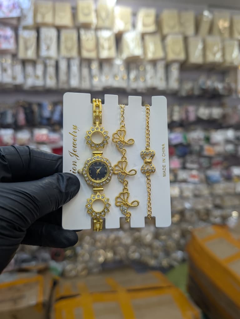 Unataka kuonekana expensive bila kutumia gharama kubwa? 😉✨
Set hii ya saa + bangili ni perfect kwa kazini, church au outing 💛
Yote hii kwa Tsh 15,000/= tu! 🔥
Bei rafiki, quality top 💎
Wahi sasa...! 📩