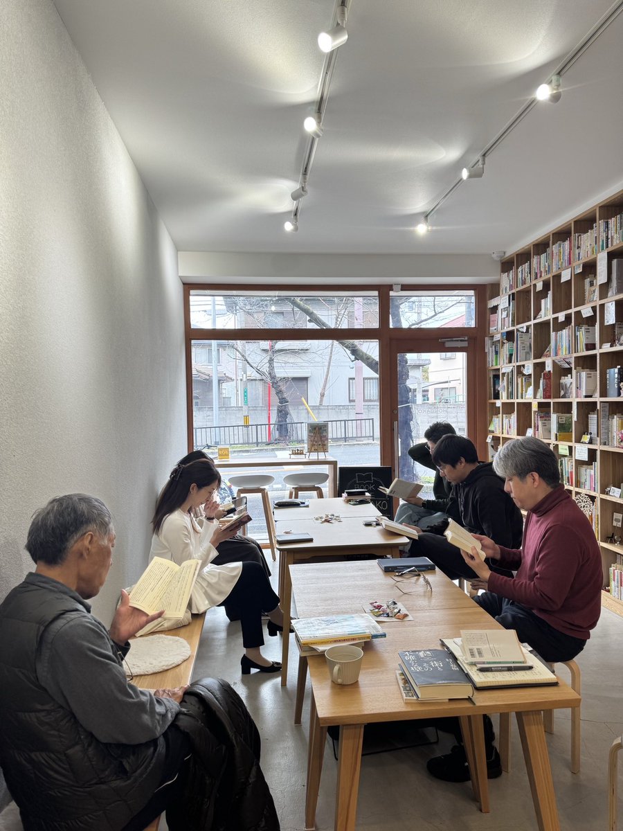 HONBAKOcafe's tweet photo. 2月の「ゆるやか読書会（ゆるどく）」
ご報告

お久しぶりやはじめての方も含めて7名で、今回もゆったりと楽しみました。

デザートは店舗でも大人気の「マドレーヌ」。バターの香りとレモンの風味を楽しみました🥹✨
――――――
毎月開催している「ゆるやか読書会（ゆるどく）」は、前半は、それぞれが店内で読書を楽しみ、後半は、セルフカフェお好きなドリンクと、まつしまやさんスイーツとともに、本を紹介しながら交流の2部構成。
――――――――
ご紹介いただいた本を写真で共有させていただきます。

今回は、思わぬところで菊池寛さんの名前が繋がったり、言葉を紡ぐこと、思考を整理すること、についての本が重なったり。
今回は、ポピュラーな本よりも、ニッチな分野の良書を教えていただきながら、興味関心の新しい扉がパタン、パタンと開かれていく、そんな時間となりました。

普通に過ごしていると、知らずに過ぎゆく事を、本を通して垣間見ること、それによって自分の世界がひろがる…その素晴らしさは、いつも思うこと。

すらすら話す人、ゆっくり言葉を選ぶ人、声の大きい人、小さい人。
その人らしく共有する。
何を読んでもいいし、難しいことを言わなくてもいい。そんな自由な読書会でいたいと願っています。

「ゆるどく」は、
基本的には、毎月最終土曜日に開催。
3月は下記日程です。

■日時
2026年3月28日（土）
10:00～12:00
■参加費
1,000円
スイーツ＆ドリンク付き
■定員
8名程度
■ 場所
HONBAKO堺本店

※お申込みは
HONBAKOのインスタグラム
@honbako_cafe 
まで✨

*･゜ﾟ･*:.｡. *･゜ﾟ･*:.｡.
シェア型書店HONBAKO
https://t.co/zRKTuqMaLM

〒590-0801
堺市堺区大仙中町8-2
営業日時
水、金、土、日
12:00〜16:30
