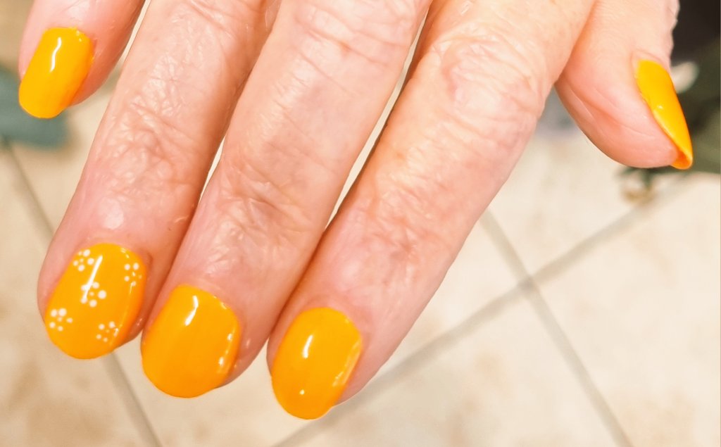 lynjobaggins's tweet image. A #ManicureMonday
brightening up a dreary grey day,
with a nod to Spring on the 3rd nail on both hands🌼💅