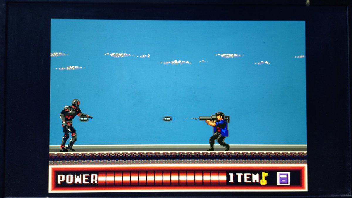 moetarou7's tweet photo. 1990年3月2日 #PCエンジン #HuCARD #シティーハンター が #サンソフト より発売!
同名漫画のゲーム化。
サイドビューのACTゲームだが、散りばめられた情報やアイテムを集め、ボス戦へのフラグを立てるためにステージ内を行ったり来たりさせる仕様のため純粋なACTに比べ、テンポが悪い印象を受ける。 https://t.co/C9bUtGiuE5