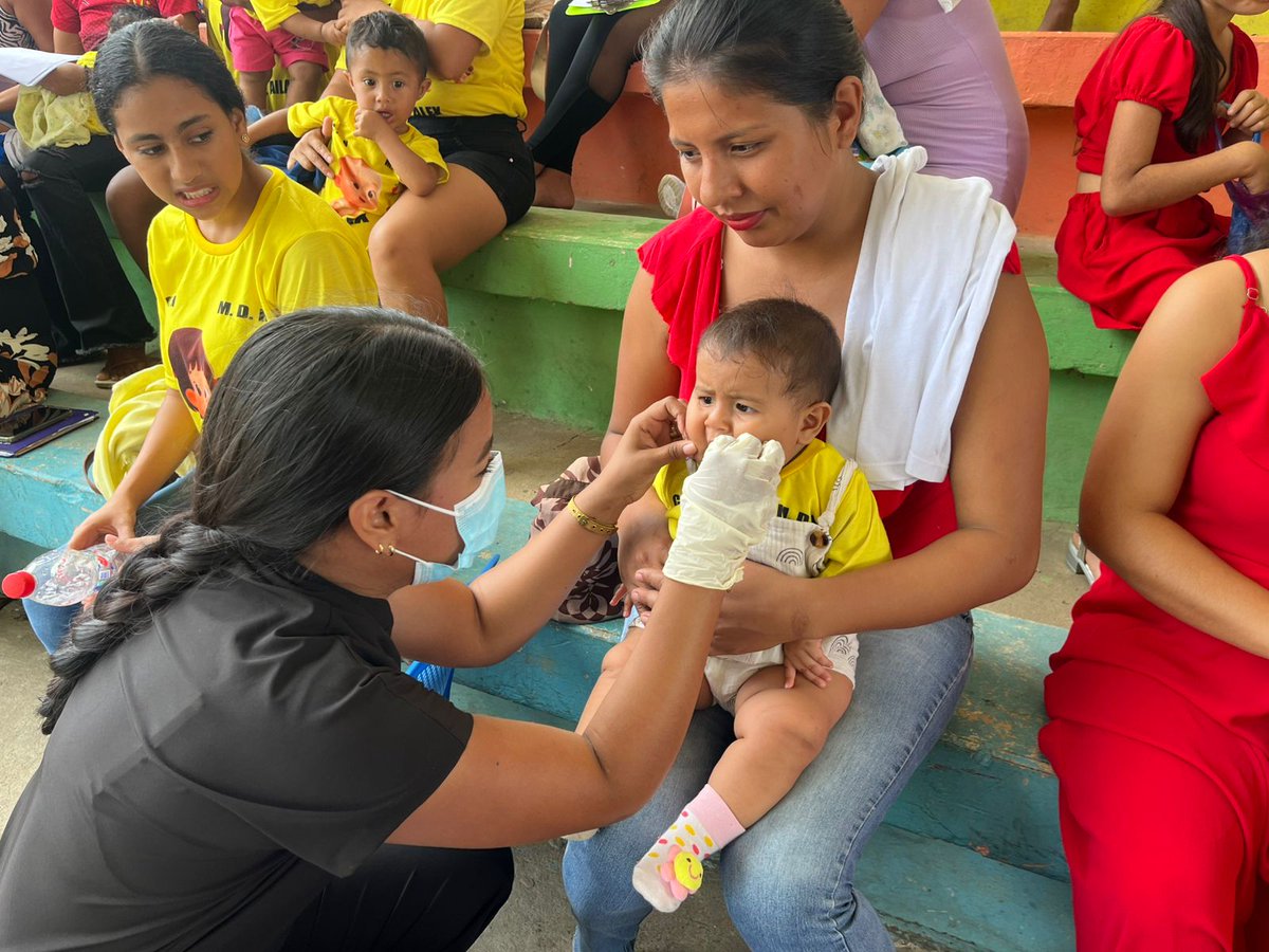 SaludImbabura's tweet photo. 📍Muisne-Atacames MSP Centro de Salud Galera #Distrito08D03Salud.
Realiza atención de control de niño sano, revisión de esquema de vacación, entrega de toldos, charla de paquete priorizado, fluorización en niños menores de 2 años 👩‍⚕️🧑‍⚕️💉🩸

#ElNuevoEcuadorResuelve. https://t.co/3X5sK6cUhe