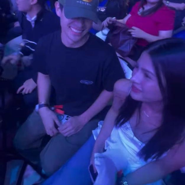 for you (i'd bleed myself dry)  

–– an azralph one-shot au  

the first time ralph met az, she cried at a Coldplay concert, and he gave her his handkerchief.

he told himself it was nothing and spent the next seven years believing that lie.  

ao3: archiveofourown.org/works/80463821