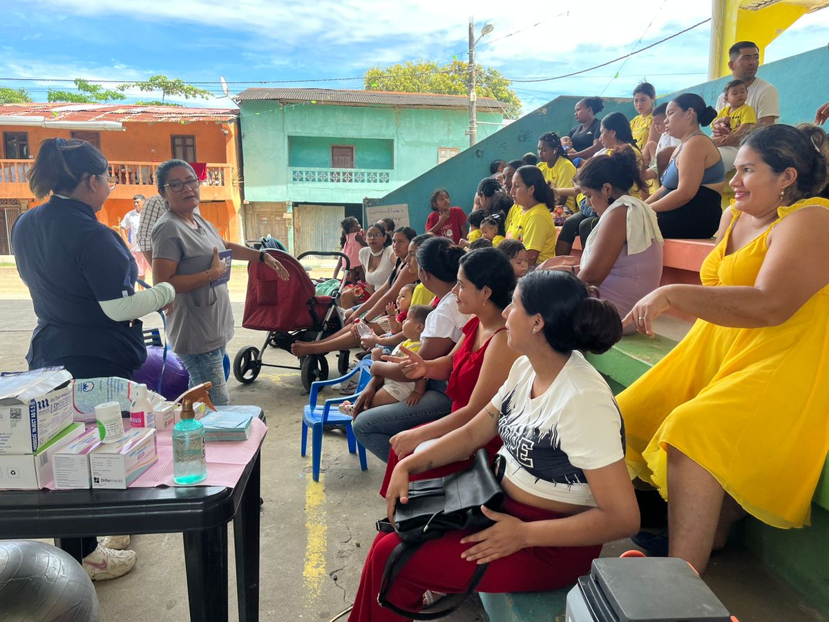 SaludImbabura's tweet photo. 📍Muisne-Atacames MSP Centro de Salud Galera #Distrito08D03Salud.
Realiza atención de control de niño sano, revisión de esquema de vacación, entrega de toldos, charla de paquete priorizado, fluorización en niños menores de 2 años 👩‍⚕️🧑‍⚕️💉🩸

#ElNuevoEcuadorResuelve. https://t.co/3X5sK6cUhe