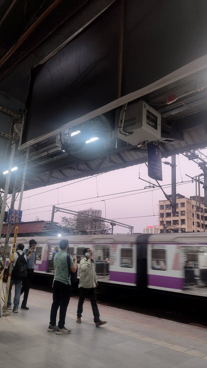 MukundBParekh's tweet photo. @drmbct @drmmumbaicr @RailwaySeva @AshwiniVaishnaw Vikhroli station platform No 1 fans are kept off.. Y ppl stand on platform but no fans are on pls check https://t.co/2c3uRWPeDA