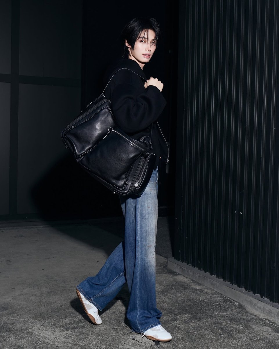 “วิน-เมธวิน” พร้อมออกเดินทางเพื่อเข้าร่วมชมโชว์ Acne Studios Women’s Fall - Winter 2026 Collection Show ณ Collège des Bernardins กรุงปารีส ประเทศฝรั่งเศส

โดยงานจะมีขึ้นในวันที่ 4 มีนาคม เวลา 17:30 น. ตามเวลาท้องถิ่น โดยจะตรงกับ 23:30 น. ตามเวลาประเทศไทย ฝากแฟน ๆ รอติดตามด้วยนะคะ