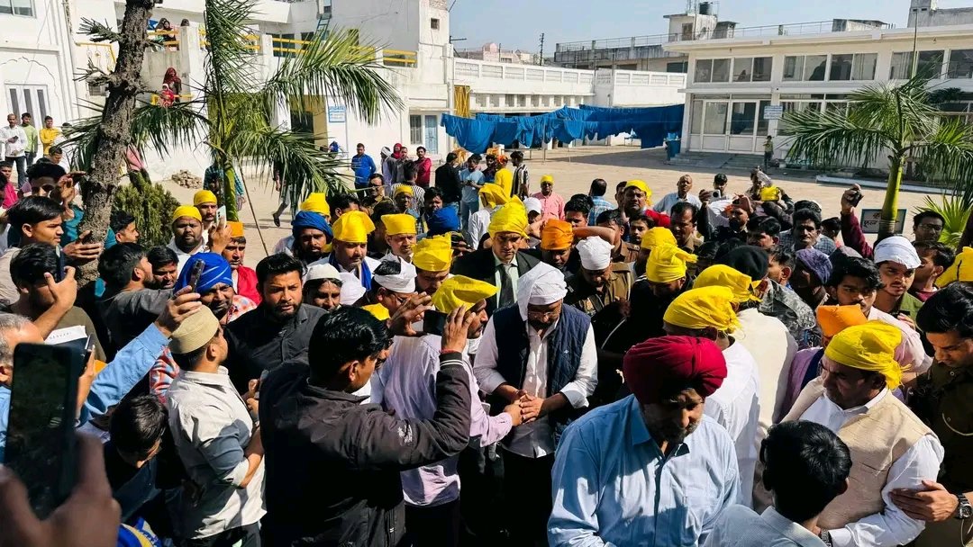 मेरठ की हस्तिनापुर विधानसभा क्षेत्र में एक गुरूद्वारे में नगीना सांसद <a href="/BhimArmyChief/">Chandra Shekhar Aazad</a> चन्द्रशेखर आजाद ने माथा टेका 👇🏼

हस्तिनापुर सीट पूरी तरह टार्गेट पर है...!!