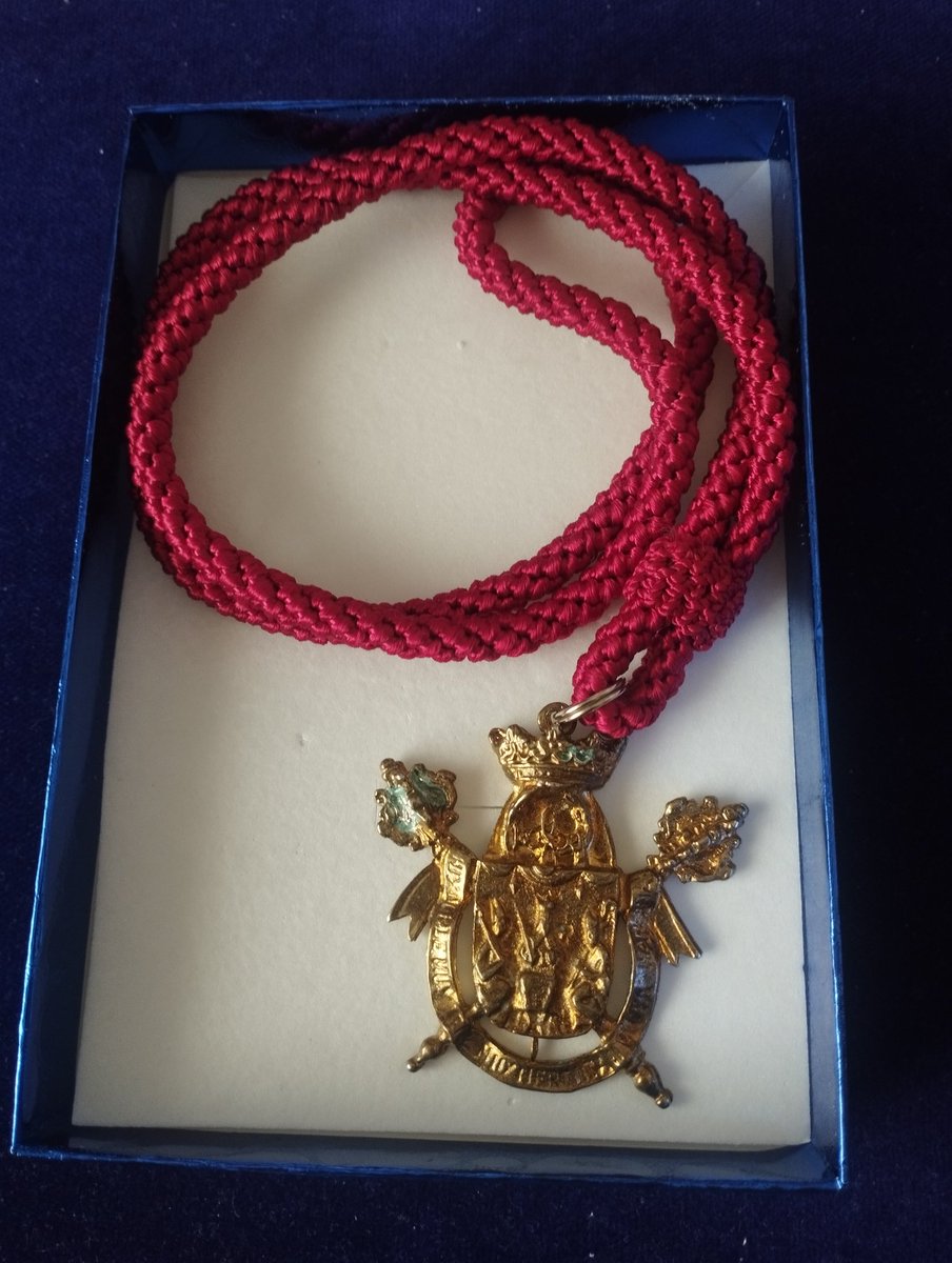 FernandoVLOFC's tweet photo. Medalla de la Ciudad de Sevilla DORADA. @Ayto_Sevilla #coleccion #medallas https://t.co/RTKOz8iI7J