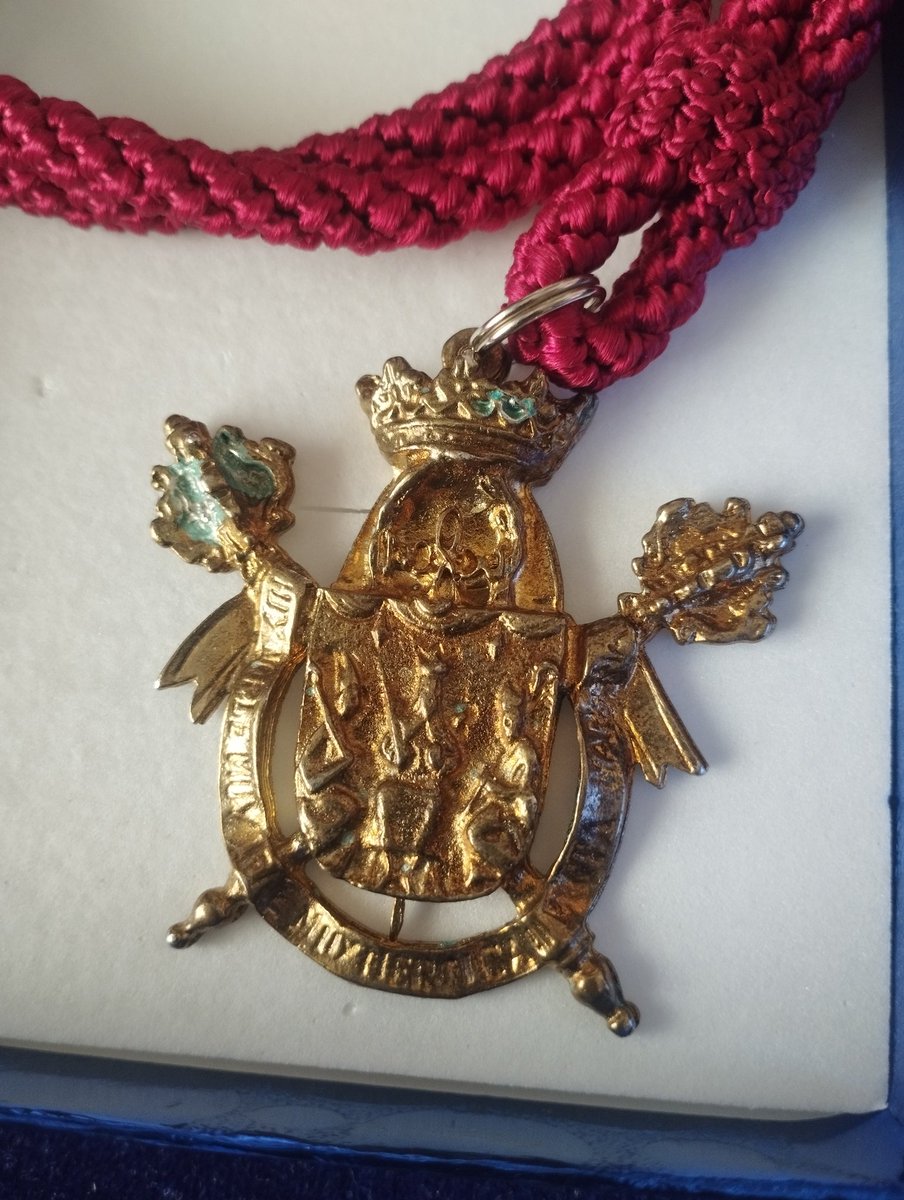 FernandoVLOFC's tweet photo. Medalla de la Ciudad de Sevilla DORADA. @Ayto_Sevilla #coleccion #medallas https://t.co/RTKOz8iI7J