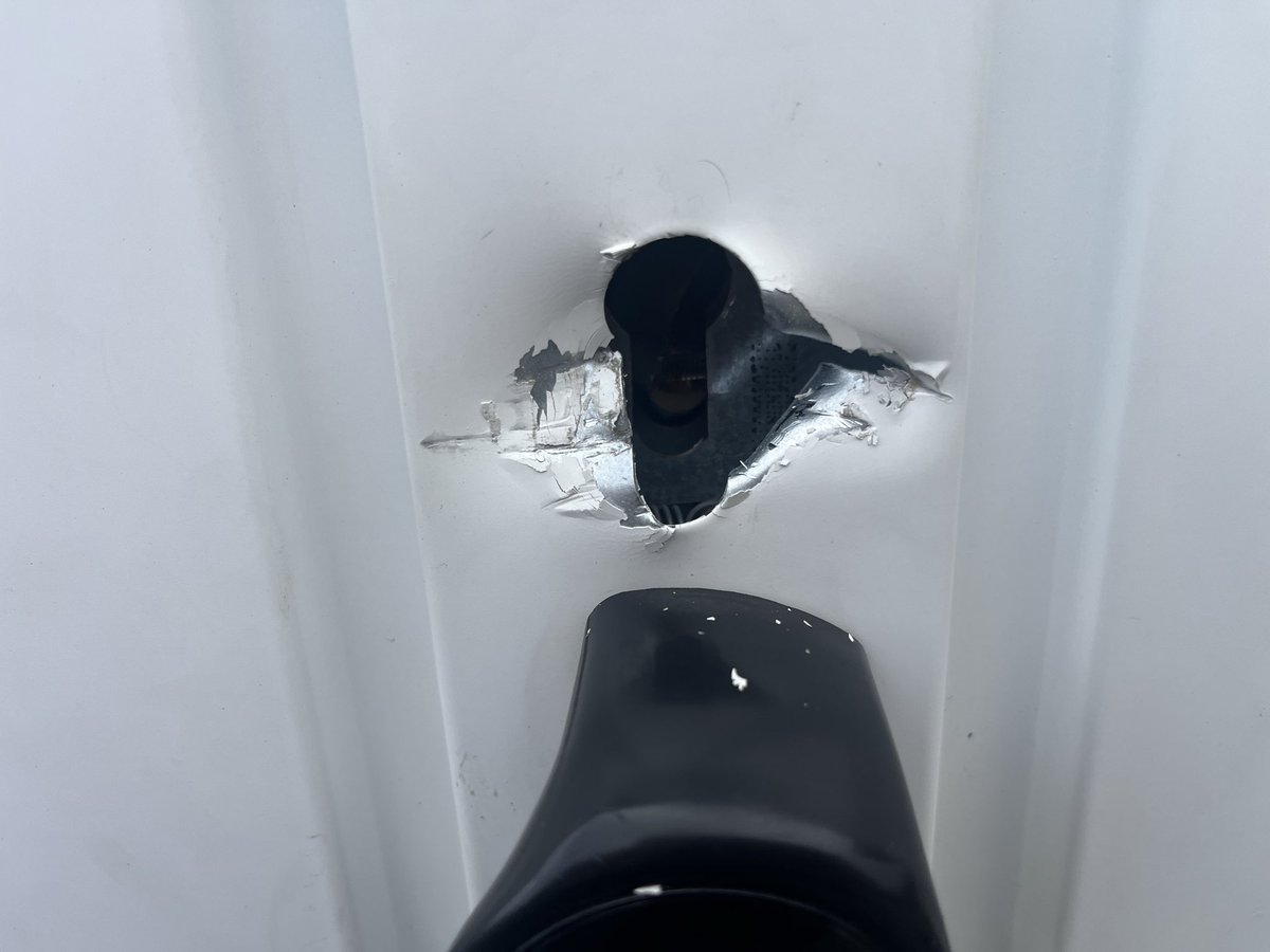 bonnyrigglocks's tweet photo. Spate of lock snapping attacks on Hormann garage doors in #Bonnyrigg #Dalkeith &amp; #Musselburgh
Standard cylinders are vulnerable. We fit high security 3 star locks to garage doors to prevent lock snapping.
#locksnapping #GarageSecurity #Midlothianlocksmith https://t.co/6fmzxRmPjo