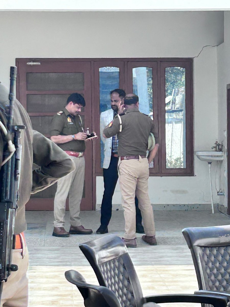 INCUttarPradesh's tweet photo. "बेटी बचाओ का नारा है झूठा, भाजपा राज में बेटियों का स्वाभिमान लूटा!"

लखीमपुर खीरी में 12 मासूम बच्चियों के साथ सरकारी अध्यापक ने दरिंदगी की, लेकिन 10 दिन बीत जाने के बाद भी 'डबल इंजन' की पुलिस दरिंदे को नहीं पकड़ सकी। आज जब उत्तर प्रदेश किसान कांग्रेस के प्रदेश अध्यक्ष श्री बृज मौर्य जी और कांग्रेस प्रतिनिधिमंडल पीड़ित परिवारों से संवेदनाएं व्यक्त करने निकला तो उन्हें रोक लिया गया और बृज मौर्य जी को हाउस अरेस्ट कर लिया।

क्या अब पीड़ित परिवारों का आंसू पोंछना भी अपराध है? भाजपा राज में बेटियां असुरक्षित हैं और पुलिस विपक्ष को गिरफ्तार करने में व्यस्त है।