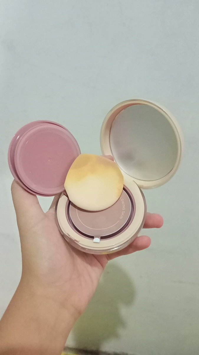 onicikhun's tweet photo. WTS PRELOVED CUSHION WARDAH

Wardah glow cushion shade 23W
1x pake ternyata kekuningan, aku jual 70k aja😞 domisili SEMARANG https://t.co/XdCMKMqmn7