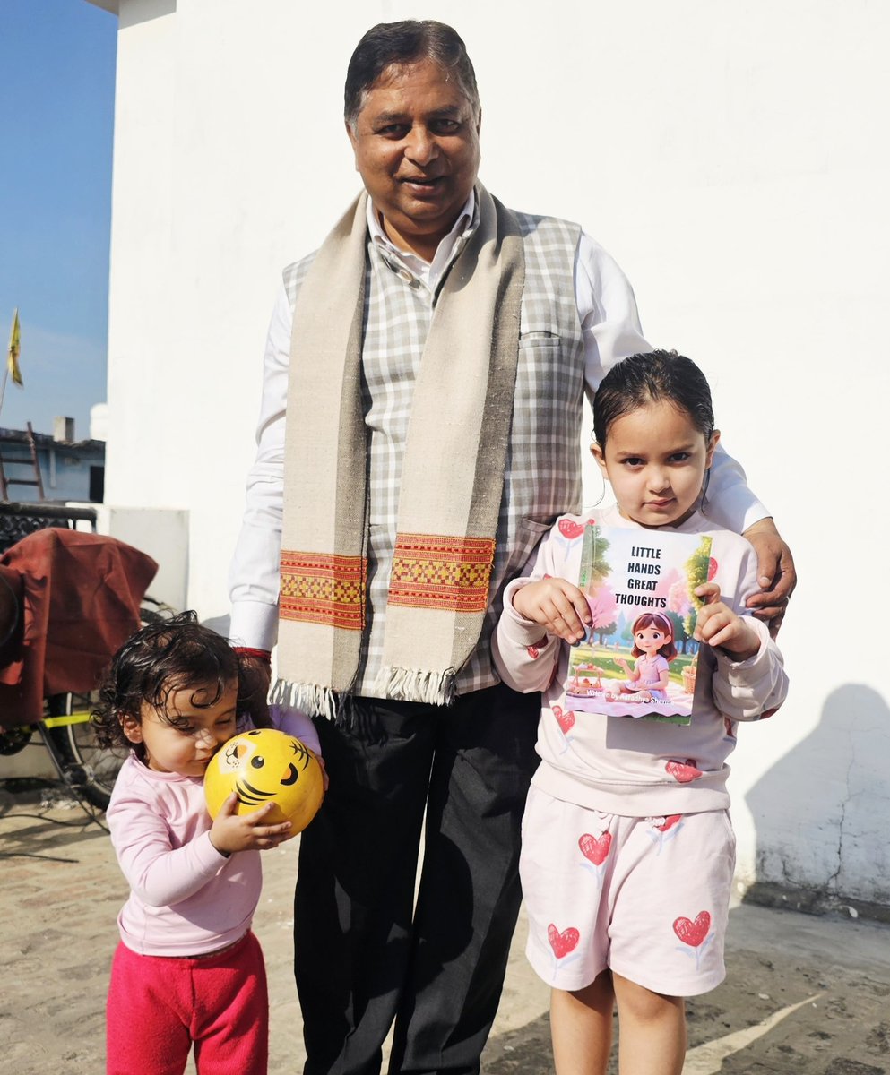 iamsatsharmaca's tweet image. Blessed to be surrounded by the purest smiles and the brightest dreams. 💖✨
Little hands, big dreams, and a heart full of gratitude. 🌸👨‍👧‍👧

#FamilyMoments #BlessedLife #LittleStars #ProudMoment