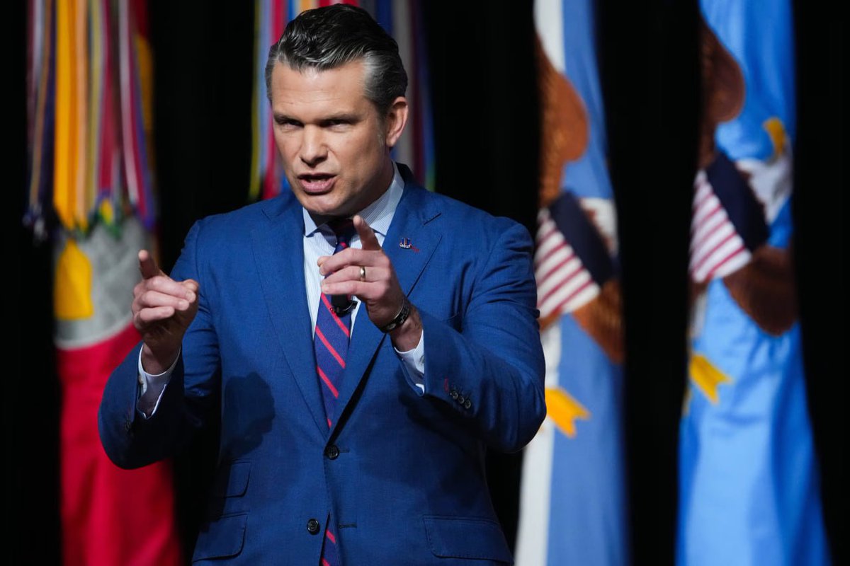 Axishaber's tweet photo. 📍ABD Savaş Bakanı Pete Hegseth:

Umarız İran halkı bu inanılmaz fırsatı iyi değerlendirir. Başkan Trump açıkça belirtti ki artık onların zamanı geldi.

İran güçlerine sesleniyorum; akıllıca seçim yapın, Başkan Trump muhtemel kaderinizle ilgili net konuştu. https://t.co/41Q1ZwU77r