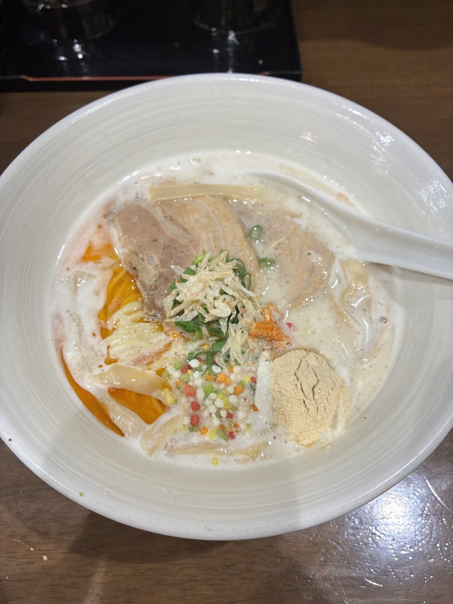 ramentabezou's tweet photo. 高坂 多加水極太麺　iSAMI
新発売　限定🦐濃厚海老豚骨🦐
濃厚で海老で豚骨🐷最高の組み合わせ🍜
2026ステッカーも新登場。ラーメンのクオリティの高さと共にサービスもありがたい❤️‍🔥秀逸でした。また行きますね！
#高坂 #東松山市 #isami #海老 #豚骨 #ステッカー #多加水極太麺 https://t.co/kTW0Ov1143