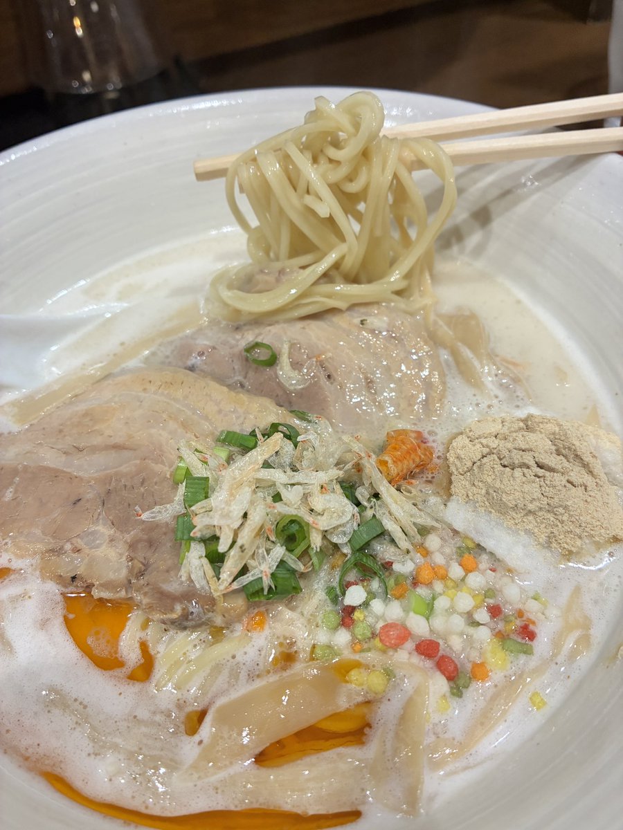 ramentabezou's tweet photo. 高坂 多加水極太麺　iSAMI
新発売　限定🦐濃厚海老豚骨🦐
濃厚で海老で豚骨🐷最高の組み合わせ🍜
2026ステッカーも新登場。ラーメンのクオリティの高さと共にサービスもありがたい❤️‍🔥秀逸でした。また行きますね！
#高坂 #東松山市 #isami #海老 #豚骨 #ステッカー #多加水極太麺 https://t.co/kTW0Ov1143