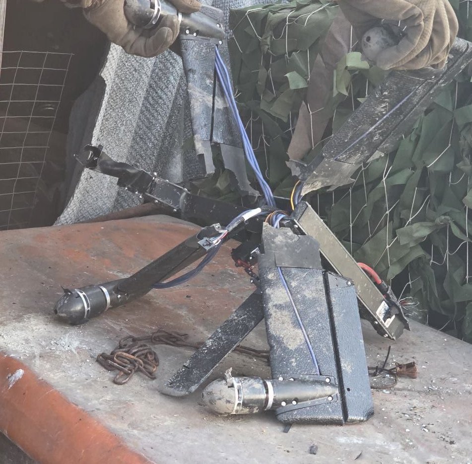 🇺🇦 It looks like HX-2 deliveries have resumed, with Russian Telegram channel "UAV Developer" complaining about them while also showing the remains of an HX-2's rear section.

"They are hitting repair crews and installers of road networks in the relative rear"