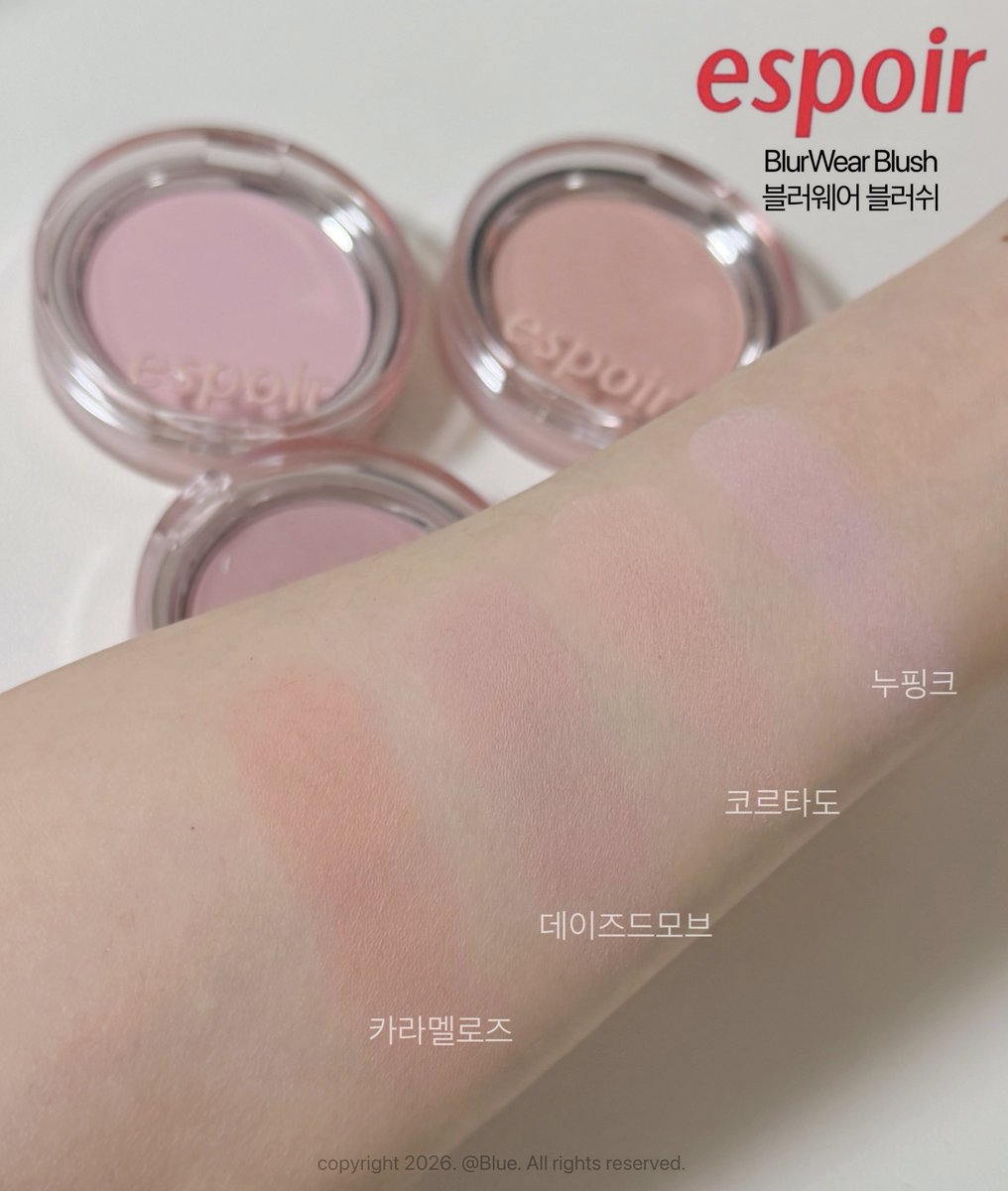 soarofblue's tweet photo. #blue_color
에스쁘아 블러웨어 블러쉬 4컬러 발색
누핑크 / 코르타도 / 데이즈드모브 / 카라멜로즈
네 컬러 모두 #내돈내산.ᐟ.ᐟ 파우더보다 더 블러한 표현에 색감도 미쳐서 안살 수 없었어요 무려 제사랑 민스코님 제작 참여 블러셔💖
저한테 가장 착붙일 컬러는 누핑크나 데이즈드모브이지만 요즘 제 취향은 살짝 구워진 느낌이라서(다얼자 유행 아직 못따라감🙃) 코르타도랑 카라멜로즈도 구매해봤어요. 제 최애조합은 코르타도랑 데이즈드모브! 중명도 모브가 저한텐 약간 멍든듯 올라오기 때문에 코르타도의 밝고 뽀얀 느낌으로 명도를 올려주니까 딱 제가 원하는 뉴트럴한 핑크베이지처럼 발색되더라구요. 무엇보다 '블러'라는 네이밍부터 제 취향인거 아시져・・💖 제형 미쳤고 컬러 미쳤으니까 일단 누핑크, 코르타도, 데이즈드모브는 무조건 사셔요들・・🥹