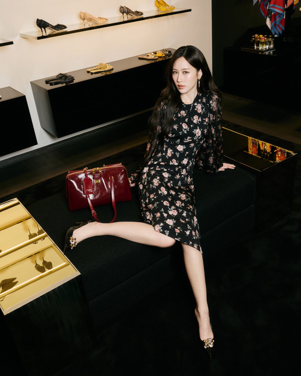 สวยคู่มาก! เสิร์ฟภาพสวยของ 2 สาว #เก้าเจนเจนเก้า จัดเต็มลุคใหม่ในคอลเล็กชั่น Pre-Spring 2026 จาก Dolce&amp;Gabbana พร้อมเช็คอินบูติกแห่งใหม่ ณ เอ็มควอเทียร์ โดยทั้งคู่ยังคอมพลีทลุคไปกับกระเป๋าใบไอคอนิกของแบรนด์ 💚

#KaoJaneJaneKao
#DGPS26
#DolceGabbana
#MintNews