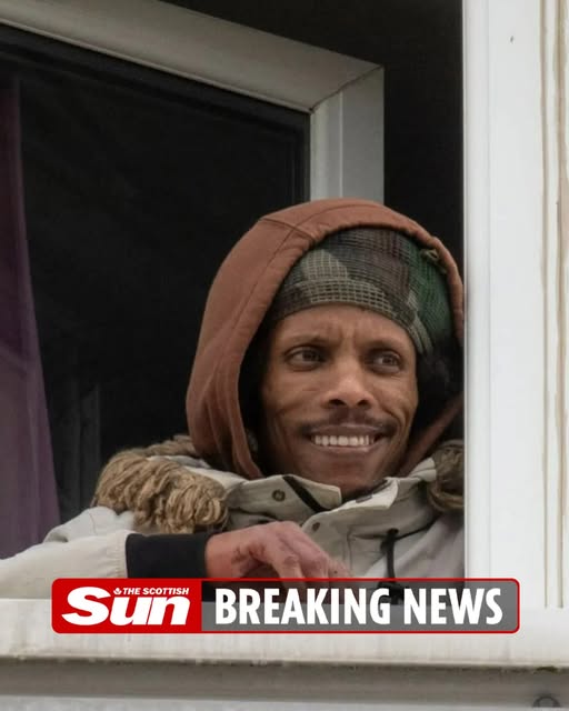 dave24144975's tweet image. 🏴󠁧󠁢󠁳󠁣󠁴󠁿🏴󠁧󠁢󠁳󠁣󠁴󠁿🏴󠁧󠁢󠁳󠁣󠁴󠁿

Is he one of those New Scots???

An invader was spotted grinning from a window after stabbing two people today in Edinburgh.

Furious residents gathered in the area and were heard shouting at the man as he smiled from his window.

An estimated 100 people have descended on