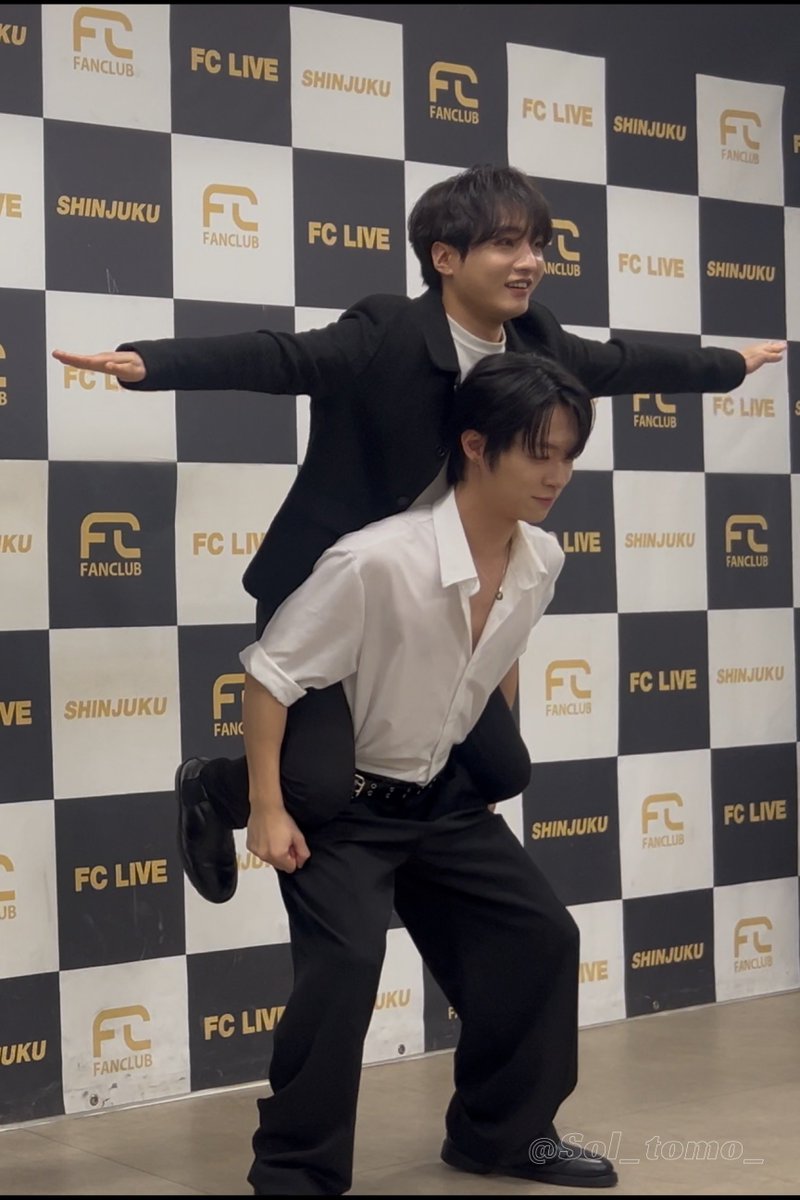 Sol_tomo_'s tweet photo. MUL LIVE IN JAPAN 2026
TAKE A STEP MUL
2026,03,01 2部
フォトタイム📸
トーテムポール♡
@sol_s7ill_ @real_luha
#YUNSOL #윤솔 #박윤솔 #ユンソル
#LUHA #루하 #ルハ
#MUL #에뮤엘 #エミュエル https://t.co/OYzeSb6jon