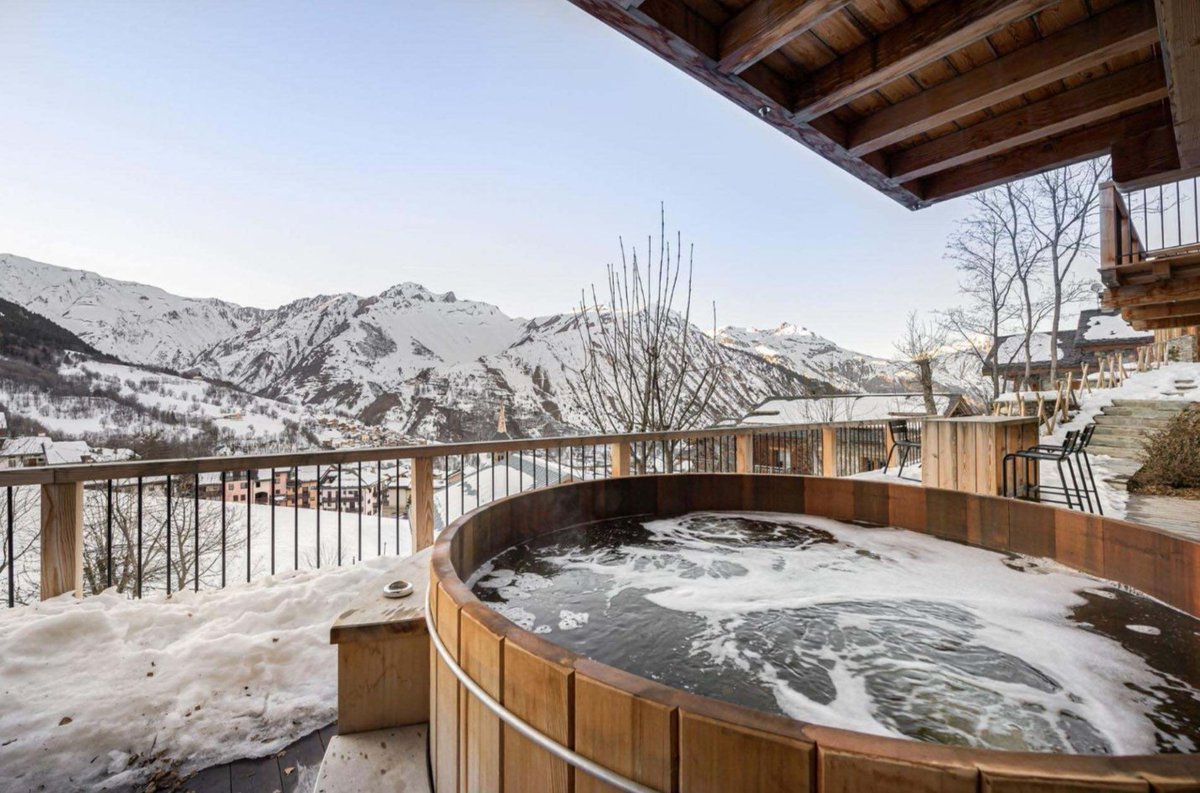 luxurychaletco's tweet photo. Chalet Quebec blends sleek alpine design with six spacious bedrooms, a gym, Hammam, cedarwood hot tub, and wraparound terrace overlooking the slopes. The ultimate modern mountain retreat.
#LuxuryChalet #SkiEscape #AlpineStyle https://t.co/E9L58fGsPJ