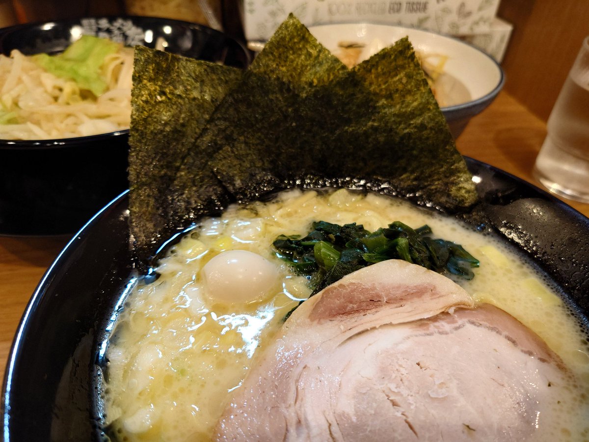 times_702's tweet photo. 横浜に来たのにラーメンしか食べてなかった https://t.co/aPkF9SZvnJ