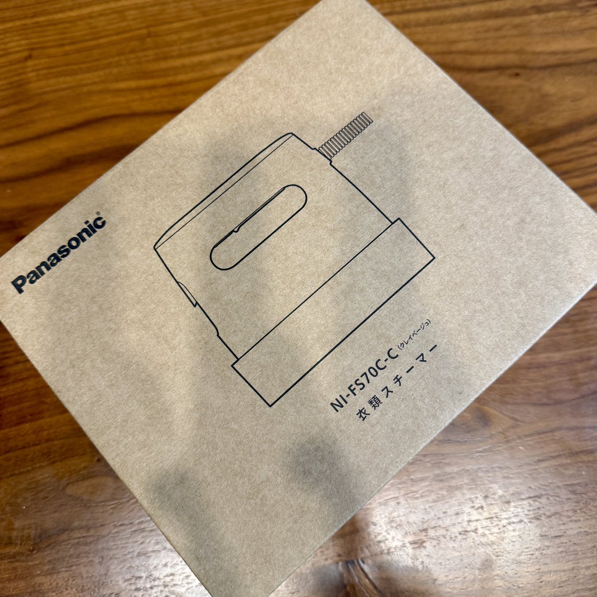 3/1新発売のPanasonicの衣類スチーマー買ったんですが、箱簡素すぎない
