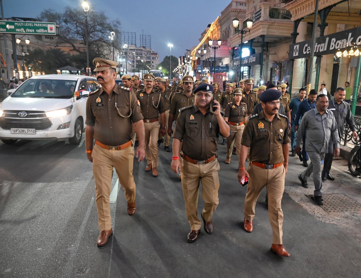 lkopolice's tweet photo. #होली पर्व व #रमजान_माह के दृष्टिगत @LkoCp के निर्देशन में कानून, शांति एवं सुरक्षा व्यवस्था बनाए रखने हेतु #ADCP_CENTRAL द्वारा मय पुलिस बल मध्य जोन क्षेत्रान्तर्गत महत्वपूर्ण स्थानों/मार्गों/चौराहों पर #पैदल_गश्त कर रखी जा रही सतर्क दृष्टि।

#Lkopolice_On_Duty
@Uppolice https://t.co/TIwwHkqSS9