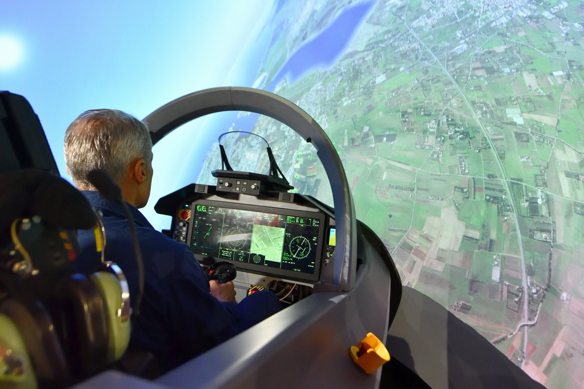 LDO_Aeronautics's tweet photo. #Leonardo’s M‑346 T Block 20 is born to forge a new generation of aviators. #Block20 enhances the #M346’s human-machine interface thanks to a cutting-edge cockpit featuring a Large Area Display (#LAD) and a state-of-the-art Helmet Mounted Display (#HMD).
Equipped with an Advanced Flight Management System (#FMS) and Performance Based Navigation (#PBN) capability, the M-346 Block 20 brings advanced #training closer to next-generation fighter pilots’ needs.