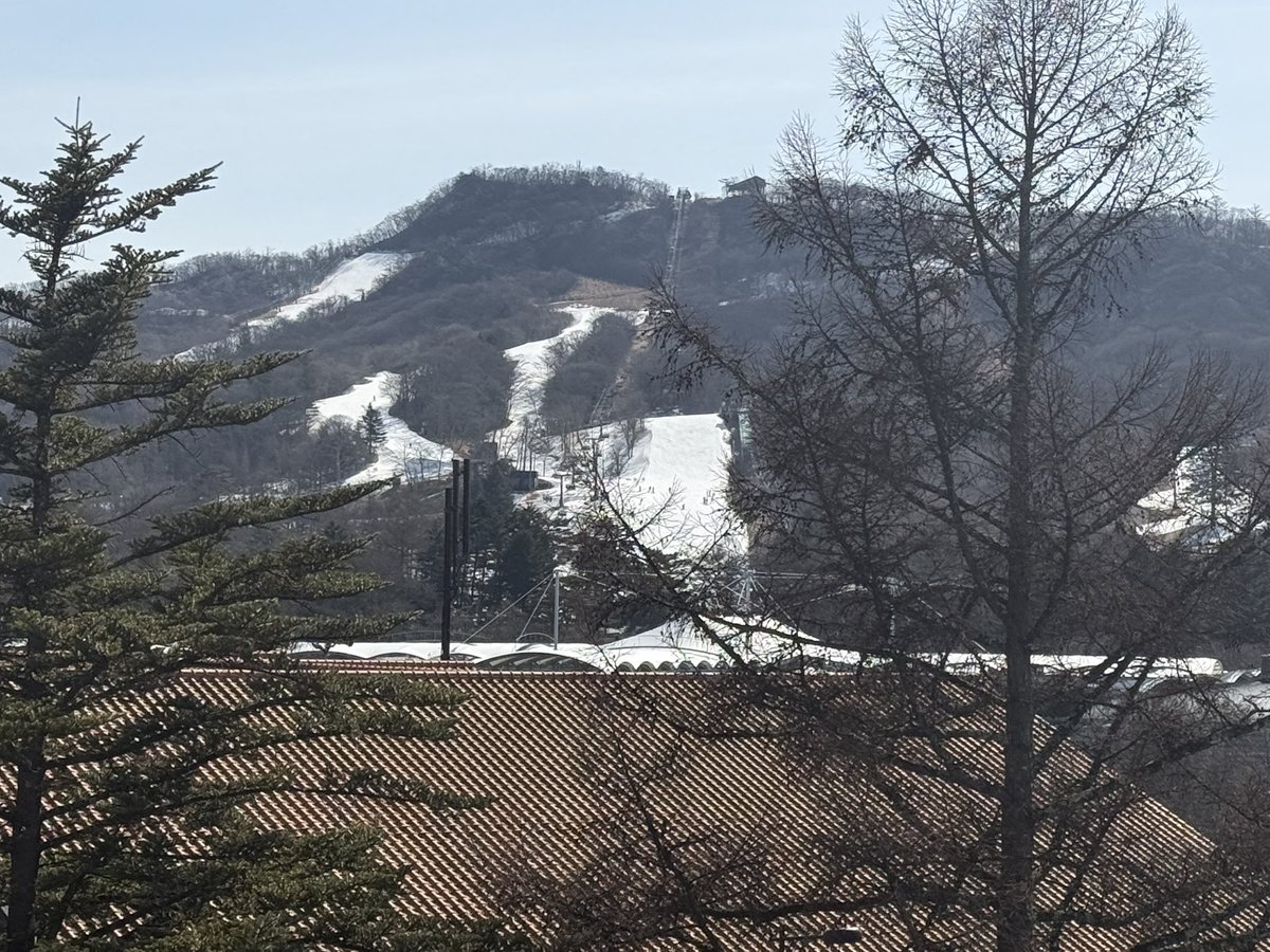 今日は⬇️こんなとこ行ってました。
やまぴー事とは別口で行ったので同じ場所は巡れなかったけど、同じ空気は吸・・・えないよね〜😅
半年以上？前だもん💦💦💦
それでも自己満、いいのだ(笑)

#山下智久←そしてタグをつける😁
まだ雪が残っててスキーをしてる人も⛷️