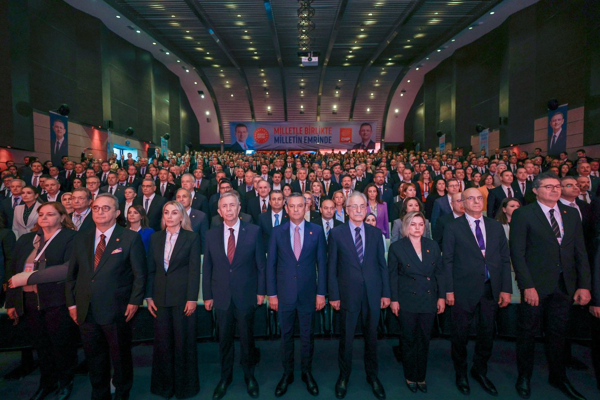 dk_imamoglu's tweet photo. “Sorumluluğumuz büyük, yükümüz ağır. Ancak biz, CHP’yiz. Zor günlerin, zor zamanların partisiyiz. Nasıl ki Birinci Dünya Savaşı’nın yıkıntılarından bu ülkeyi ayağa kaldırıp Cumhuriyeti kurduysak; nasıl ki az zamanda çok iş başarıp, genç Türkiye Cumhuriyeti’ne dünyada saygın bir yer kazandırdıysak; nasıl ki İkinci Dünya Savaşı’ndan sonra ülkeyi çok partili sisteme geçirdiysek; bugün de ülkemizi daha güçlü, daha huzurlu ve daha mutlu kılmak için gereken büyük reformları biz yapabiliriz.” Ekrem İmamoğlu

Bugün “Milletle Birlikte, Milletin Emrinde” diyen bir kadroyla Cumhurbaşkanlığı Aday Ofisi hizmete açıldı. Daha iyi bir Türkiye için emek veren herkesin yolu açık olsun.