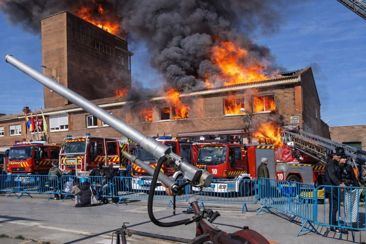 Ayer se celebró la Jornada de Puertas abiertas de los bomberos en #Palencia 

El día acabó con un simulacro, prendieron fuego al parque para posteriormente apagarlo.