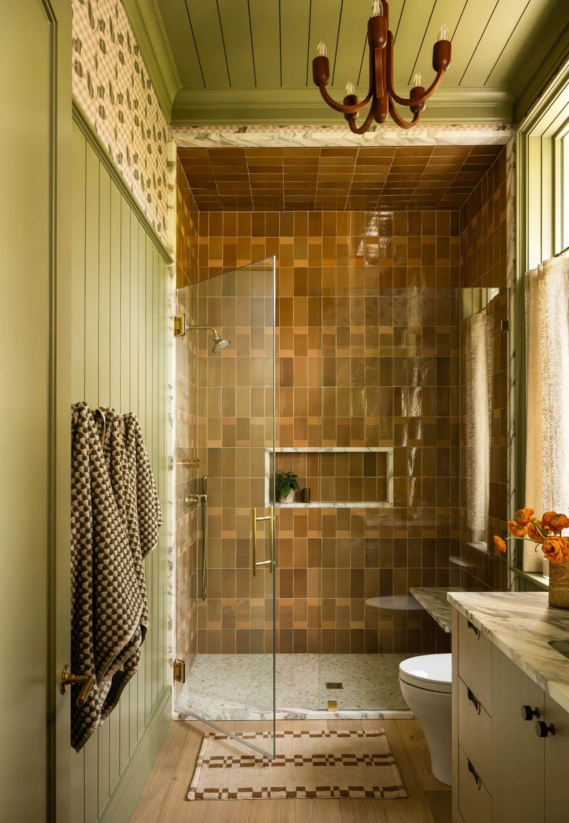 TwillyandFig's tweet image. A bathroom that shows us how softened colors can be beautifully dynamic and bespoke.

Design by @courneybishopdesign

#interiorinspiration #bespokebathroom #bathroomdesign