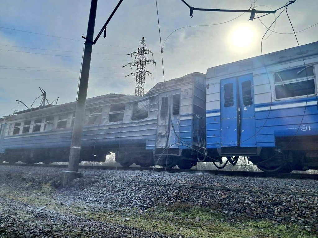 by_Ukraine's tweet photo. ⚡️❗️Кляті кацапи атакували потяг! 💥🚅

▪️На Дніпропетровщині російський дрон вдарив по вагону цивільного приміського потяга просто під час руху.😱

#RussiaIsATerroristState #NaziRussia 🤬 

🤯Попередньо, загинула людина, є багато постраждалих, серед них малі діти!!! https://t.co/iA4ElcFzUr